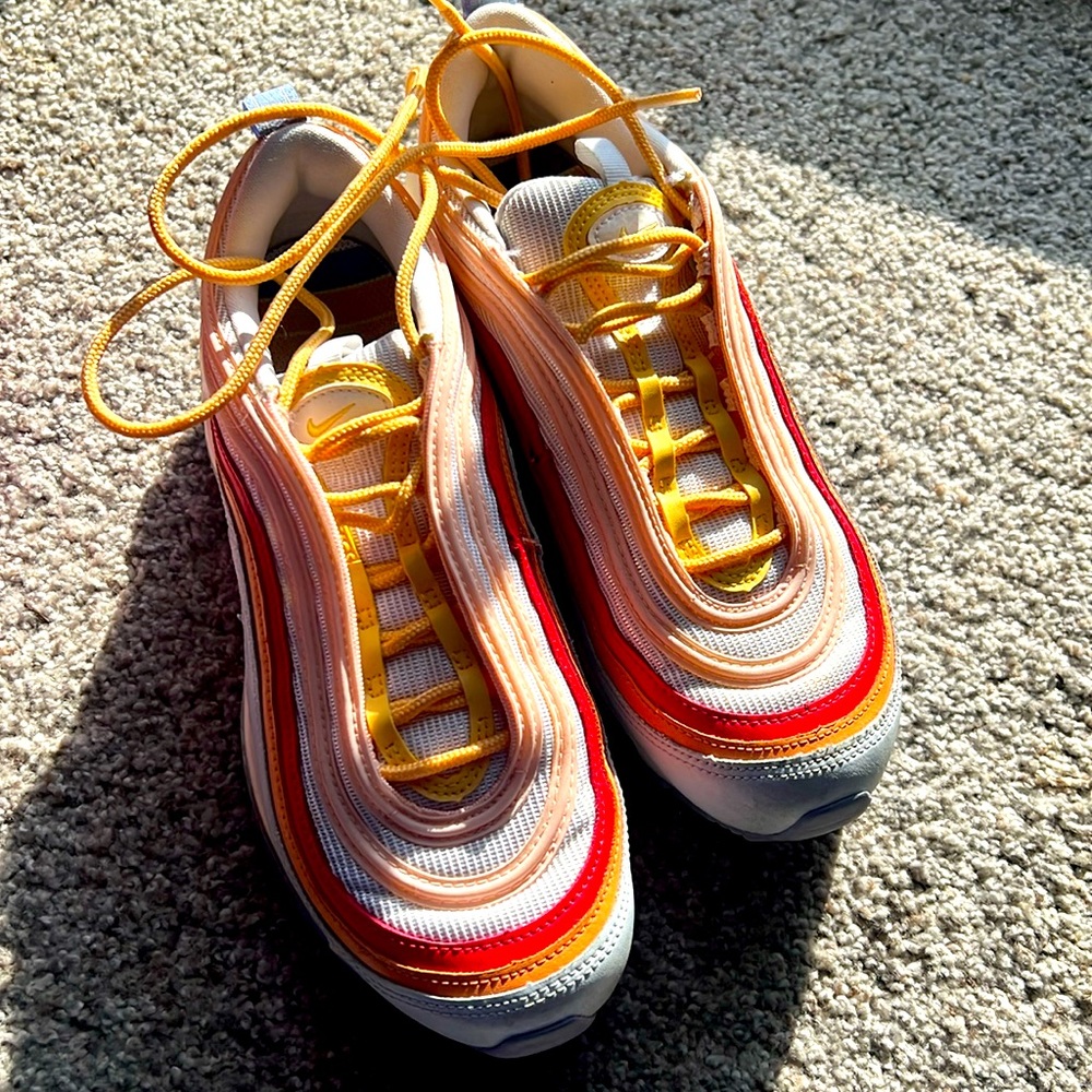 Nike 7.5 very light wear Sneakerhead faves air max lifestyle